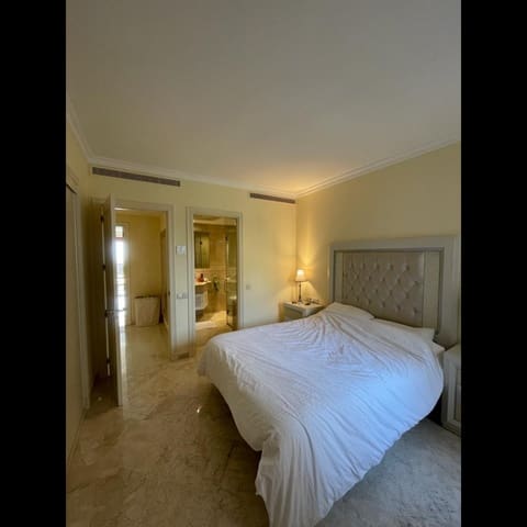 3 soverom Leilighet til salgs i Estepona med svømmebasseng garasje - € 1 495 000 (Ref: 10002120)