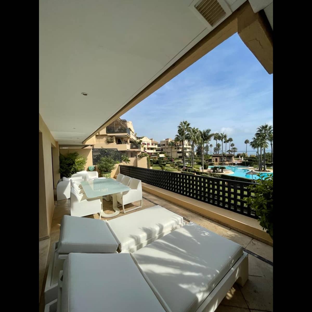 3 soverom Leilighet til salgs i Estepona med svømmebasseng garasje - € 1 495 000 (Ref: 10002120)