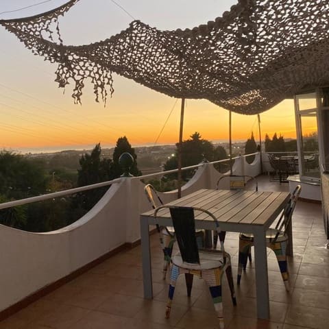 3 bedroom Villa for sale in Nueva Andalucia, Marbella - € 975,000 (Ref: 10002156)