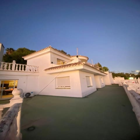 3 bedroom Villa for sale in Nueva Andalucia, Marbella - € 975,000 (Ref: 10002156)