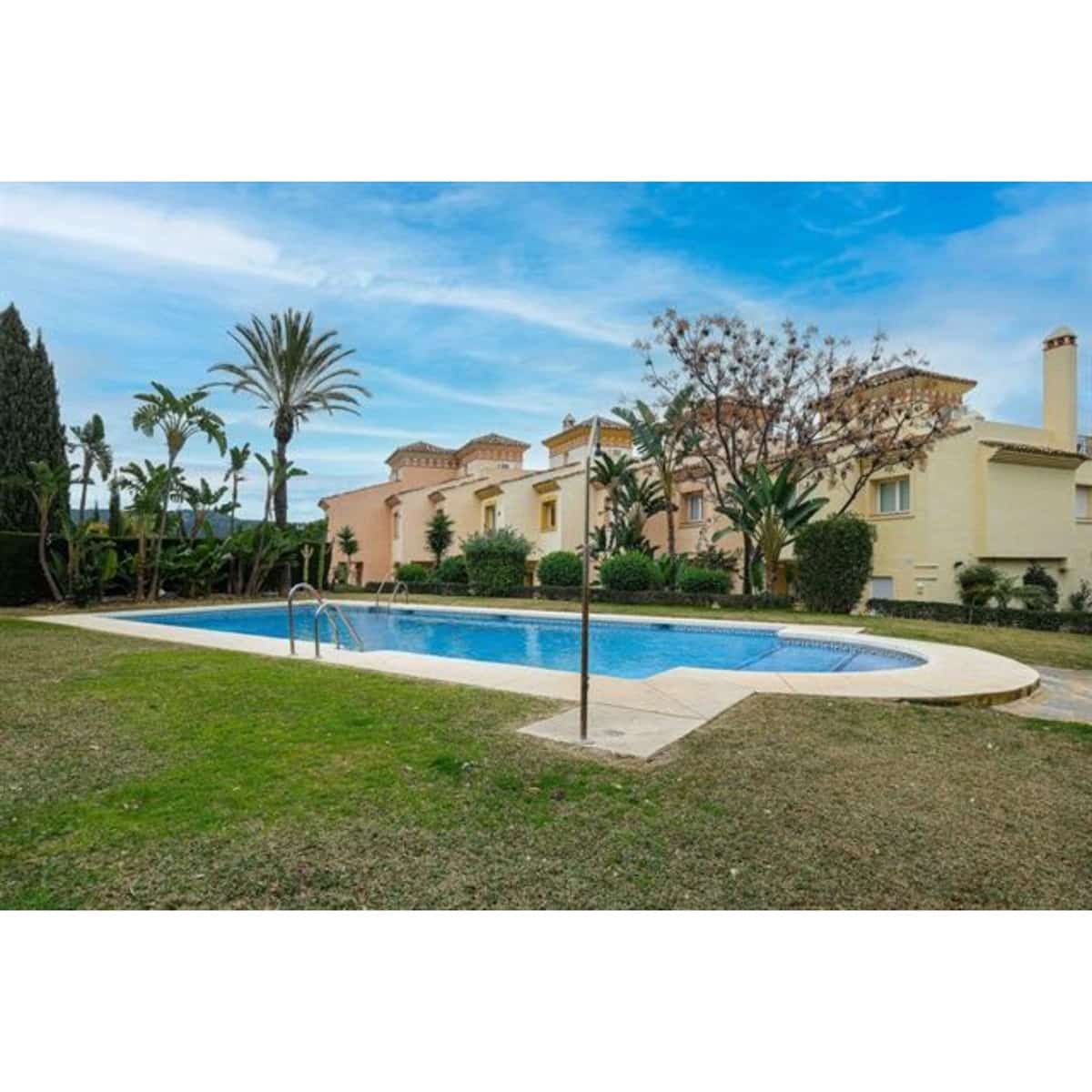 3 makuuhuone Huvila myytävänä paikassa Marbella mukana uima-altaan 
autotalli - 600 000 € (Ref: 10002167)