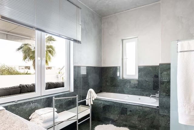 4 slaapkamer Villa te koop in Marbella met zwembad garage - € 1.700.000 (Ref: 10002178)