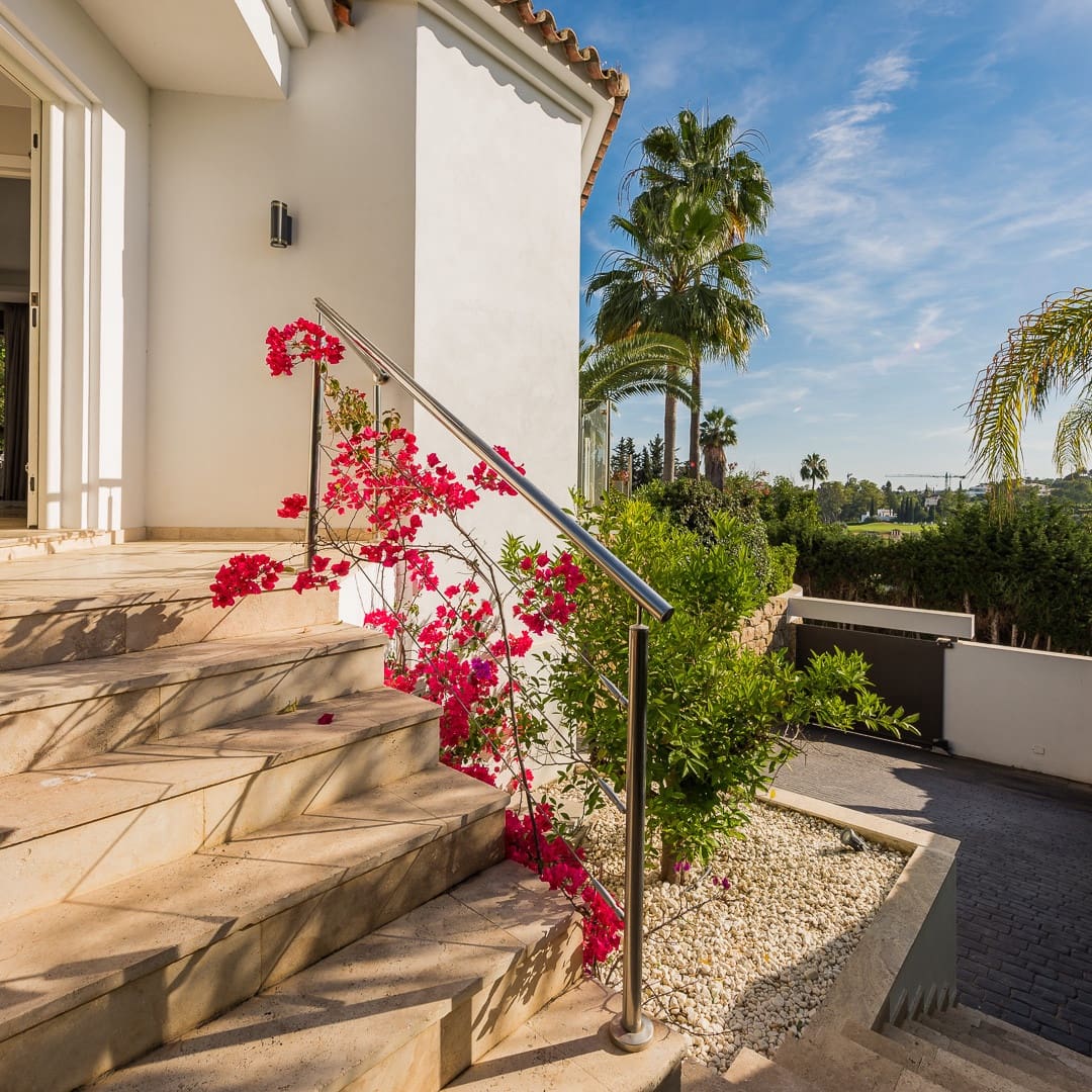 5 bedroom Villa for sale in Marbella with pool garage - € 2,850,000 (Ref: 10002198)