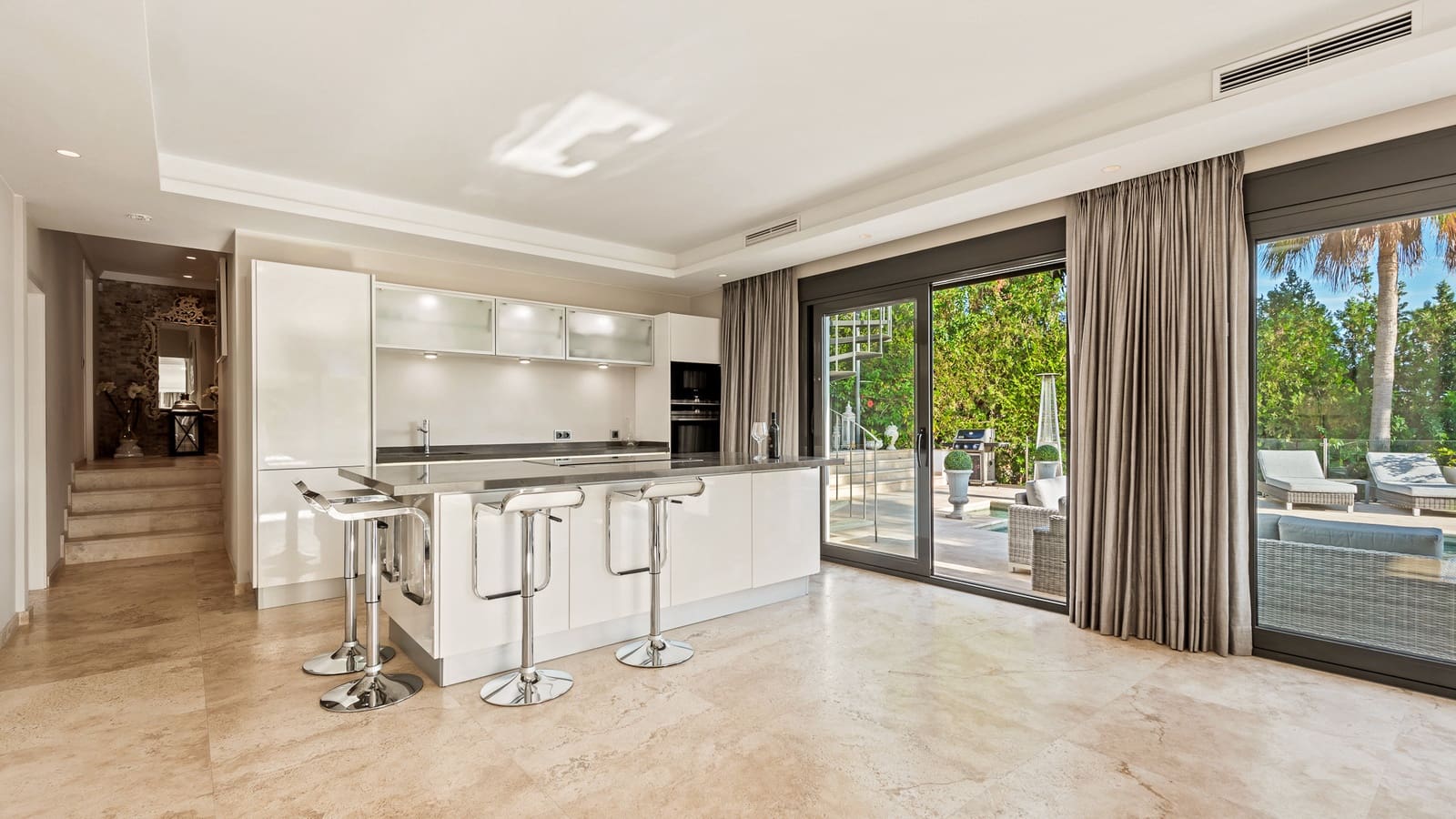 5 bedroom Villa for sale in Marbella with pool garage - € 2,850,000 (Ref: 10002198)