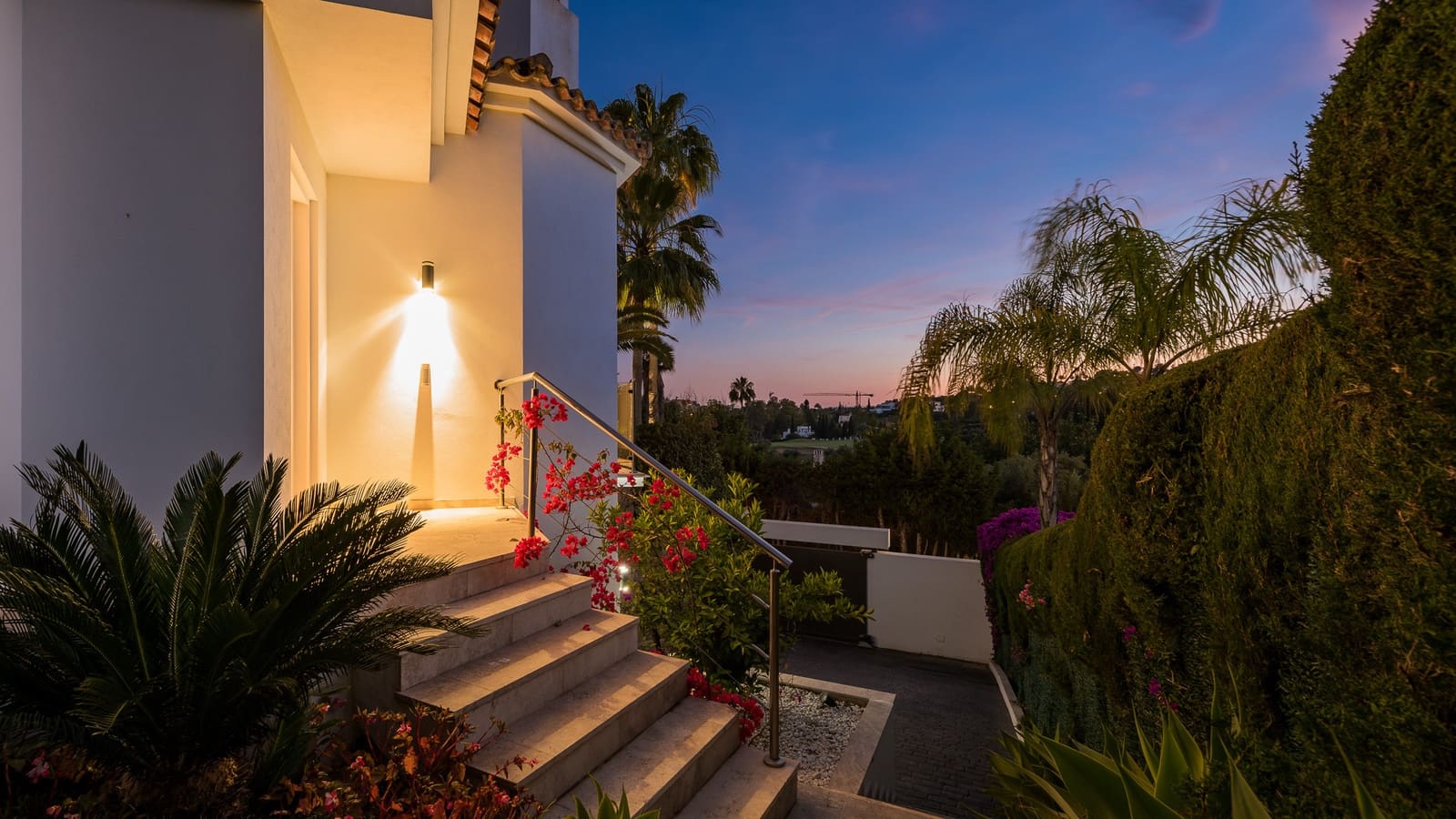 5 bedroom Villa for sale in Marbella with pool garage - € 2,850,000 (Ref: 10002198)