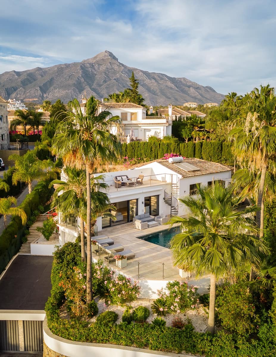 5 bedroom Villa for sale in Marbella with pool garage - € 2,850,000 (Ref: 10002198)