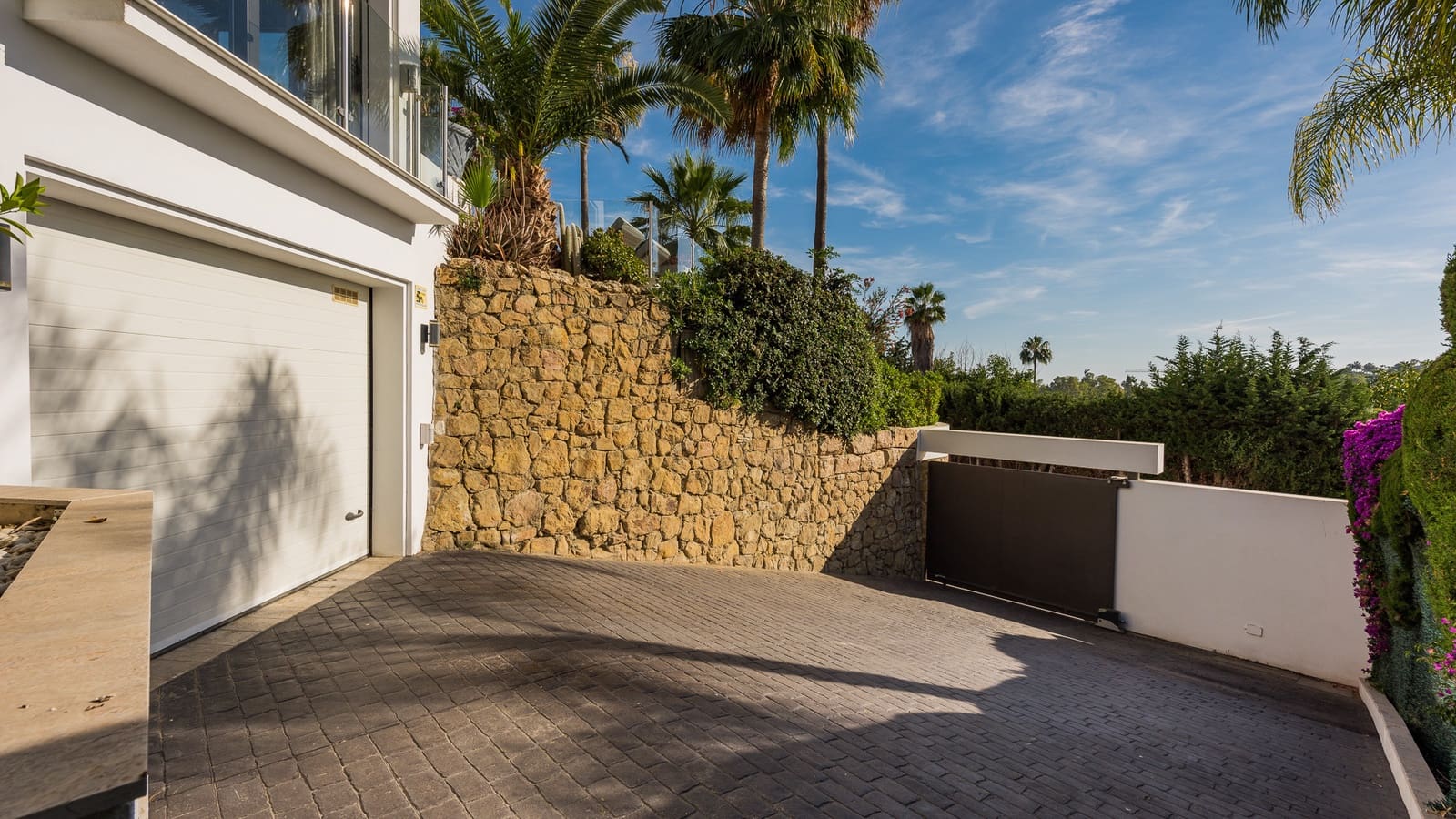 5 bedroom Villa for sale in Marbella with pool garage - € 2,850,000 (Ref: 10002198)