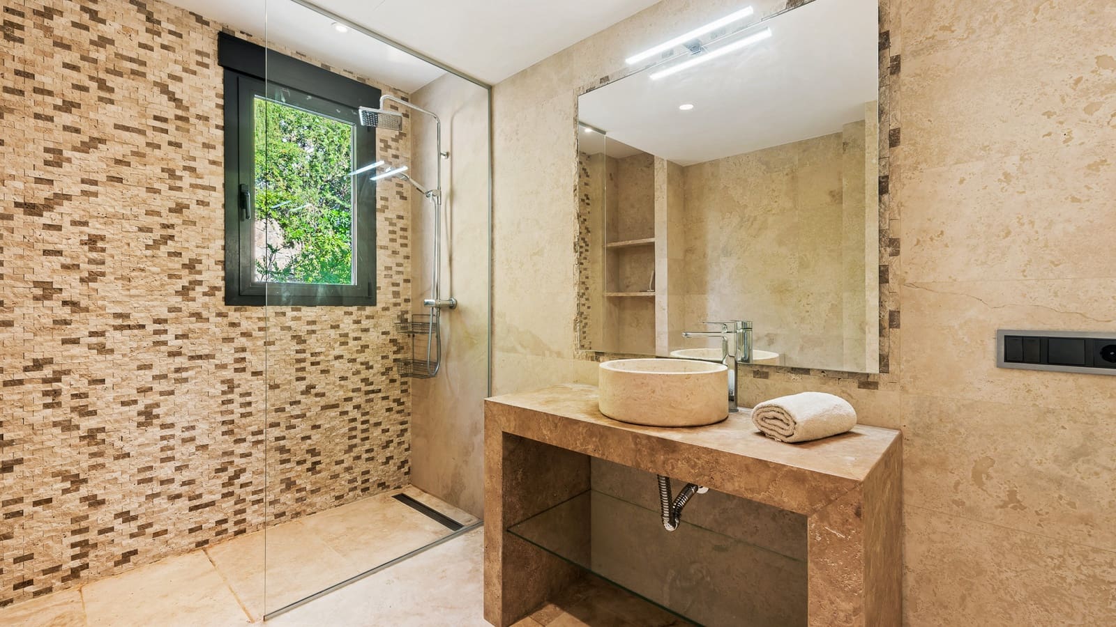 5 bedroom Villa for sale in Marbella with pool garage - € 2,850,000 (Ref: 10002198)
