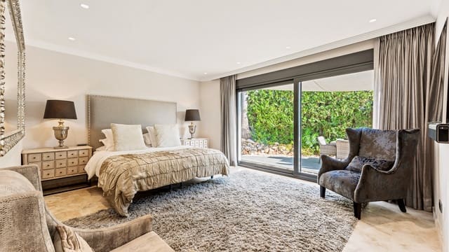 5 bedroom Villa for sale in Marbella with pool garage - € 2,850,000 (Ref: 10002198)