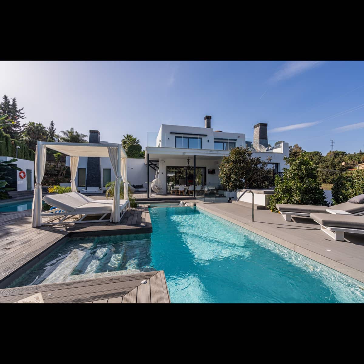 7 soverom Villa til salgs i Nueva Andalucia med svømmebasseng garasje - € 8 000 000 (Ref: 10002207)