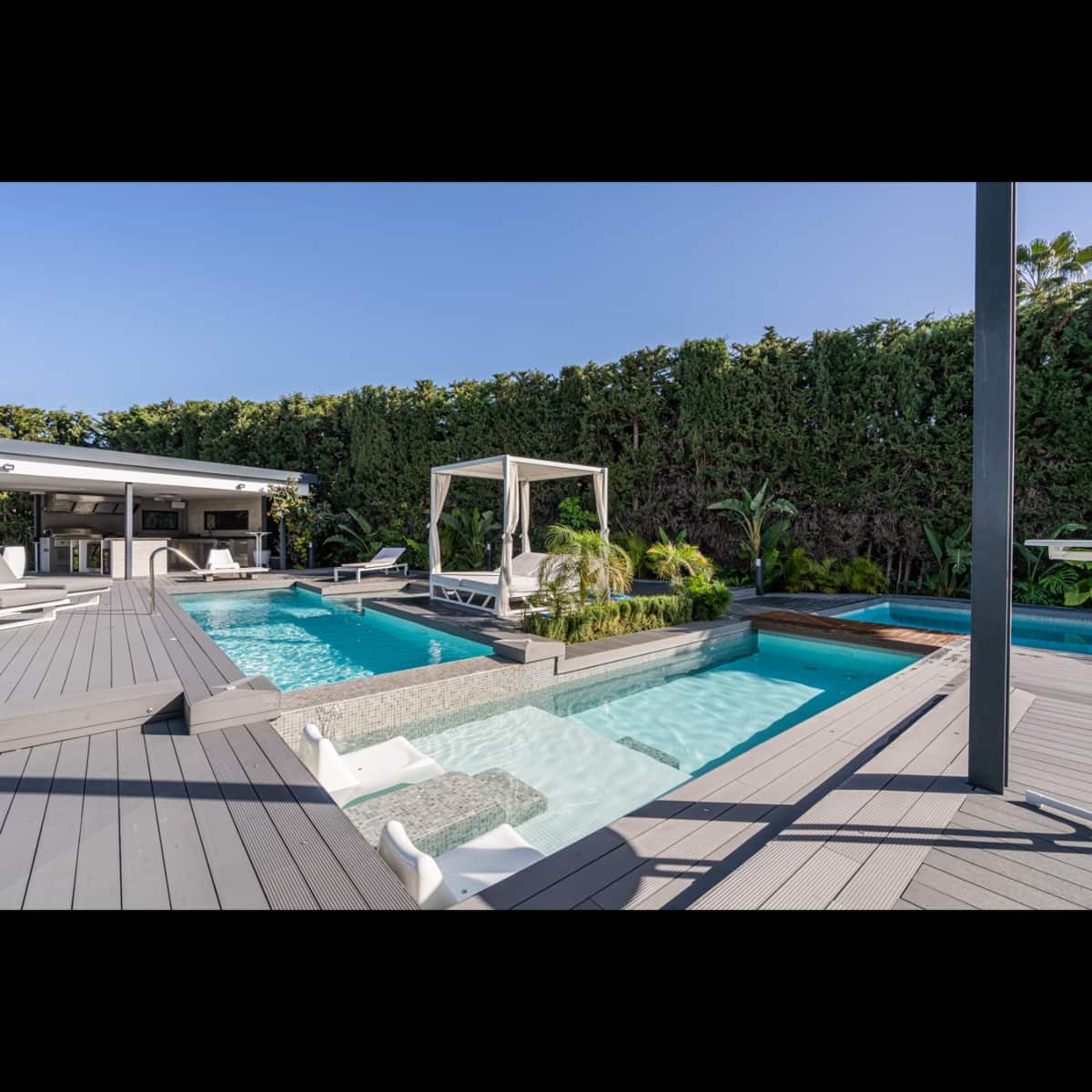 7 soverom Villa til salgs i Nueva Andalucia med svømmebasseng garasje - € 8 000 000 (Ref: 10002207)