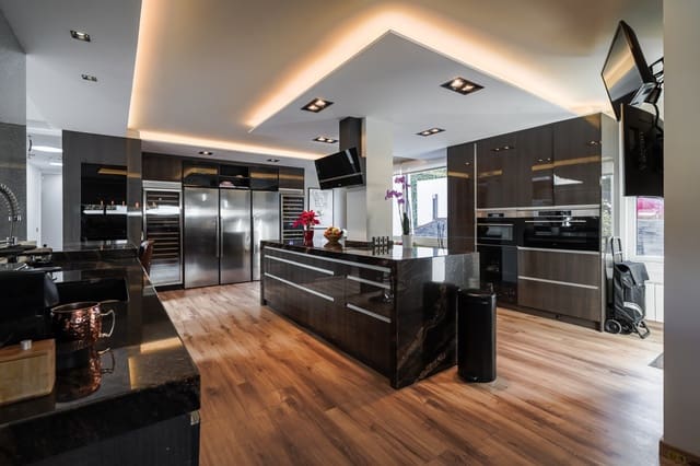 7 soverom Villa til salgs i Nueva Andalucia, Marbella med svømmebasseng garasje - € 8 000 000 (Ref: 10002207)