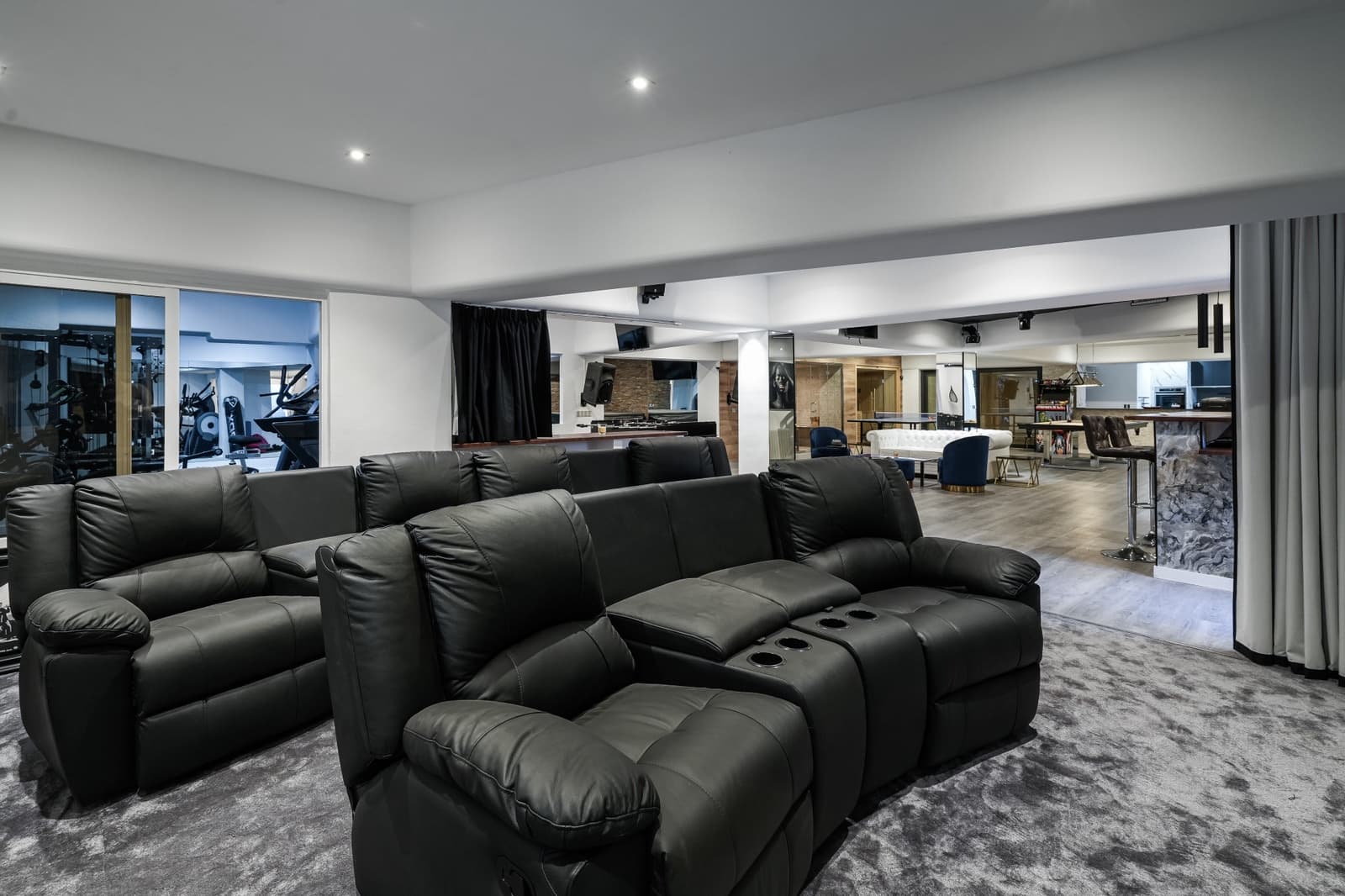 7 soverom Villa til salgs i Nueva Andalucia med svømmebasseng garasje - € 8 000 000 (Ref: 10002207)