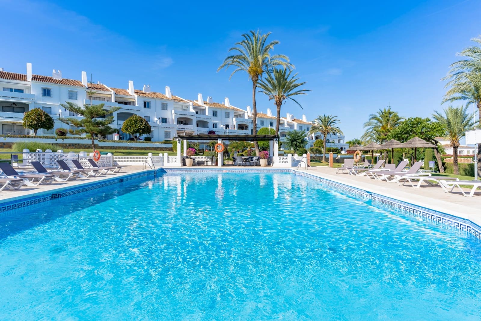 3 sypialnia Apartament na sprzedaż w Marbella z basenem garażem - 890 000 € (Ref: 10002213)