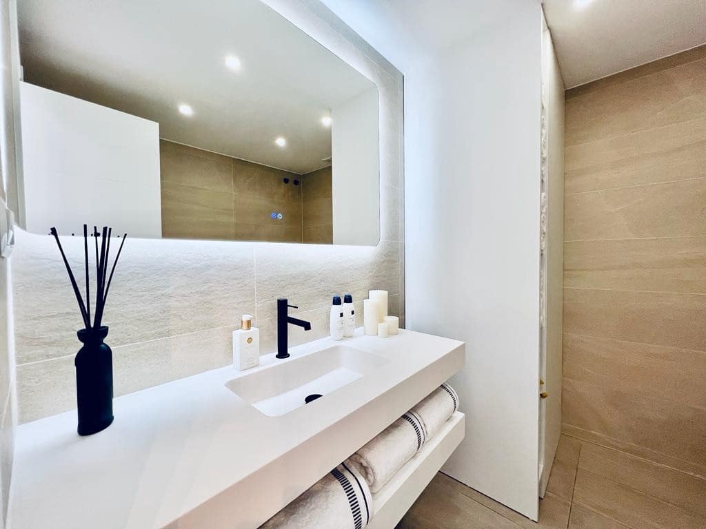 2 bedroom Apartment for sale in Marbella with pool garage - € 549,950 (Ref: 10002216)