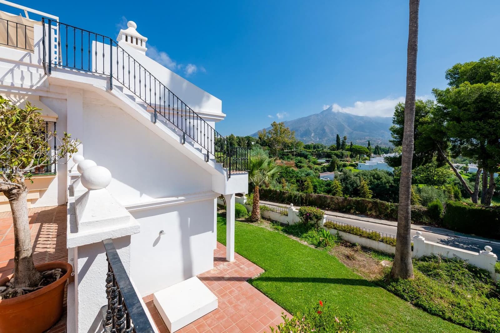 2 bedroom Apartment for sale in Marbella with pool garage - € 549,950 (Ref: 10002216)