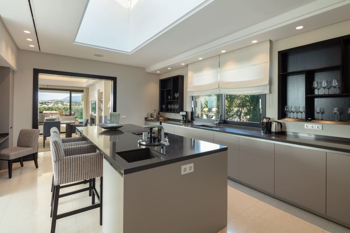 5 bedroom Villa for sale in Marbella with pool garage - € 4,695,000 (Ref: 10002217)