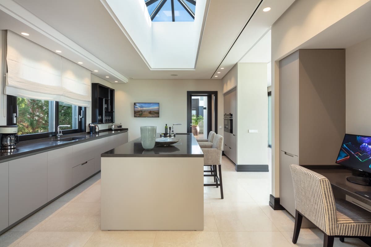 5 bedroom Villa for sale in Marbella with pool garage - € 4,695,000 (Ref: 10002217)