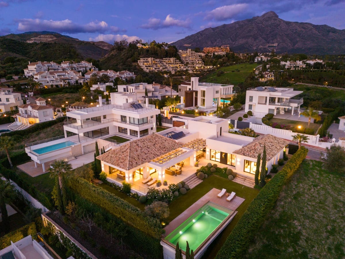 5 bedroom Villa for sale in Marbella with pool garage - € 4,695,000 (Ref: 10002217)