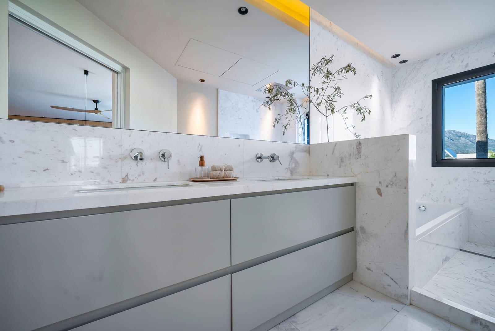 6 soverom Villa til salgs i Marbella med svømmebasseng garasje - € 4 895 000 (Ref: 10002219)