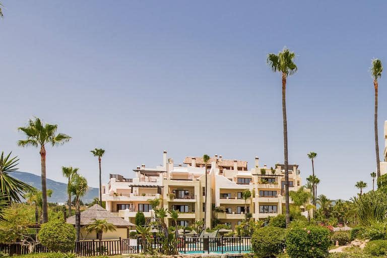 Apartamento de 3 habitaciones en Estepona en venta con piscina garaje - 1.395.000 € (Ref: 10002224)