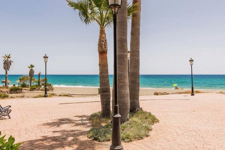 Apartamento de 3 habitaciones en Estepona en venta con piscina garaje - 1.395.000 € (Ref: 10002224)