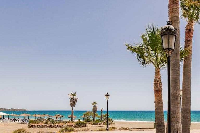Apartamento de 3 habitaciones en Estepona en venta con piscina garaje - 1.395.000 € (Ref: 10002224)