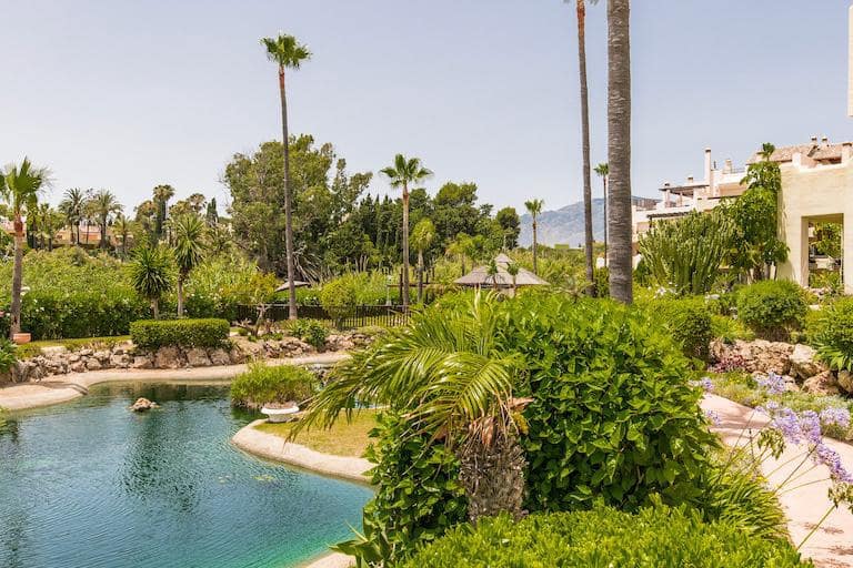 Apartamento de 3 habitaciones en Estepona en venta con piscina garaje - 1.395.000 € (Ref: 10002224)