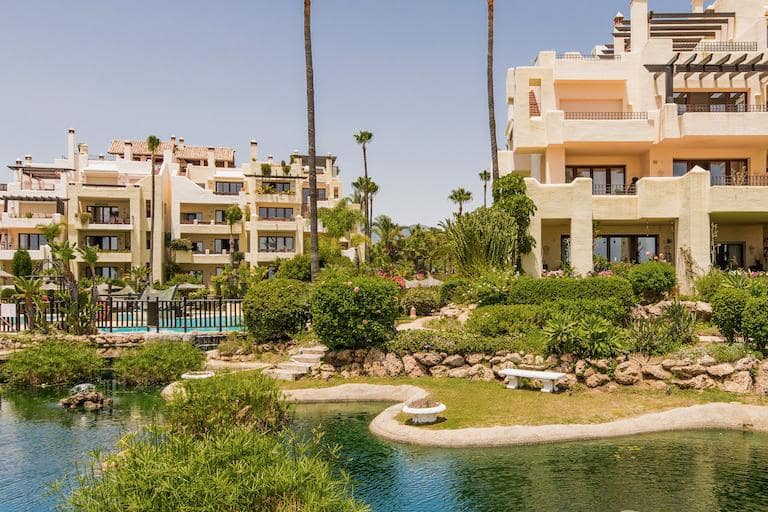 Apartamento de 3 habitaciones en Estepona en venta con piscina garaje - 1.395.000 € (Ref: 10002224)