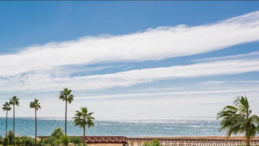 Apartamento de 3 habitaciones en Estepona en venta con piscina garaje - 1.395.000 € (Ref: 10002224)