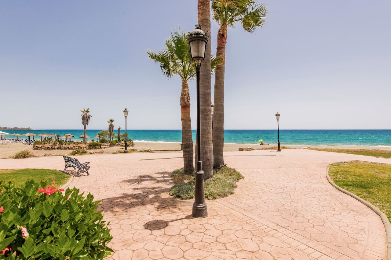 Apartamento de 3 habitaciones en Estepona en venta con piscina garaje - 1.395.000 € (Ref: 10002224)