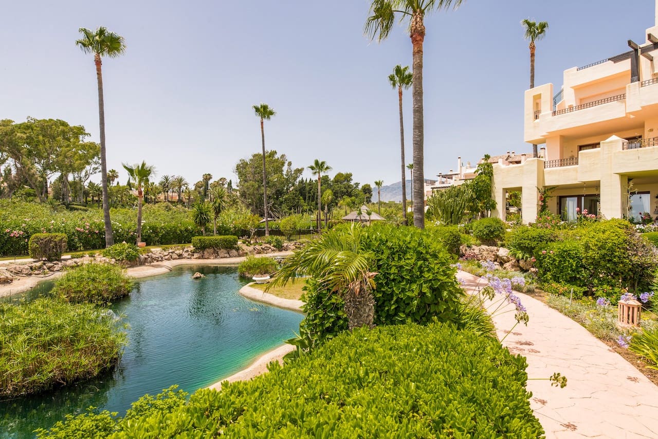 Apartamento de 3 habitaciones en Estepona en venta con piscina garaje - 1.395.000 € (Ref: 10002224)