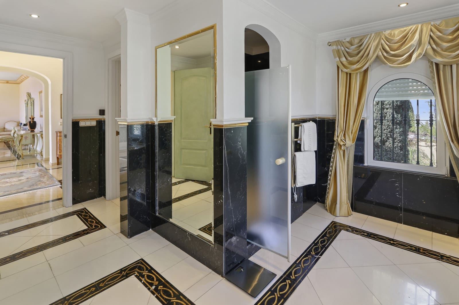 5 sypialnia Willa na sprzedaż w Marbella z basenem garażem - 3 700 000 € (Ref: 10002235)