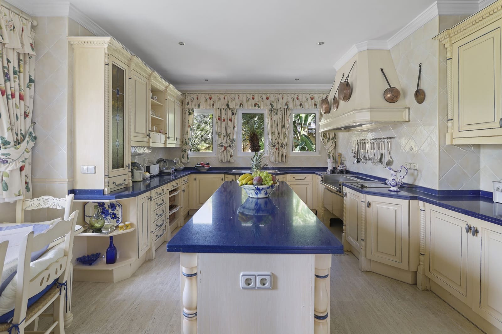 5 sypialnia Willa na sprzedaż w Marbella z basenem garażem - 3 700 000 € (Ref: 10002235)