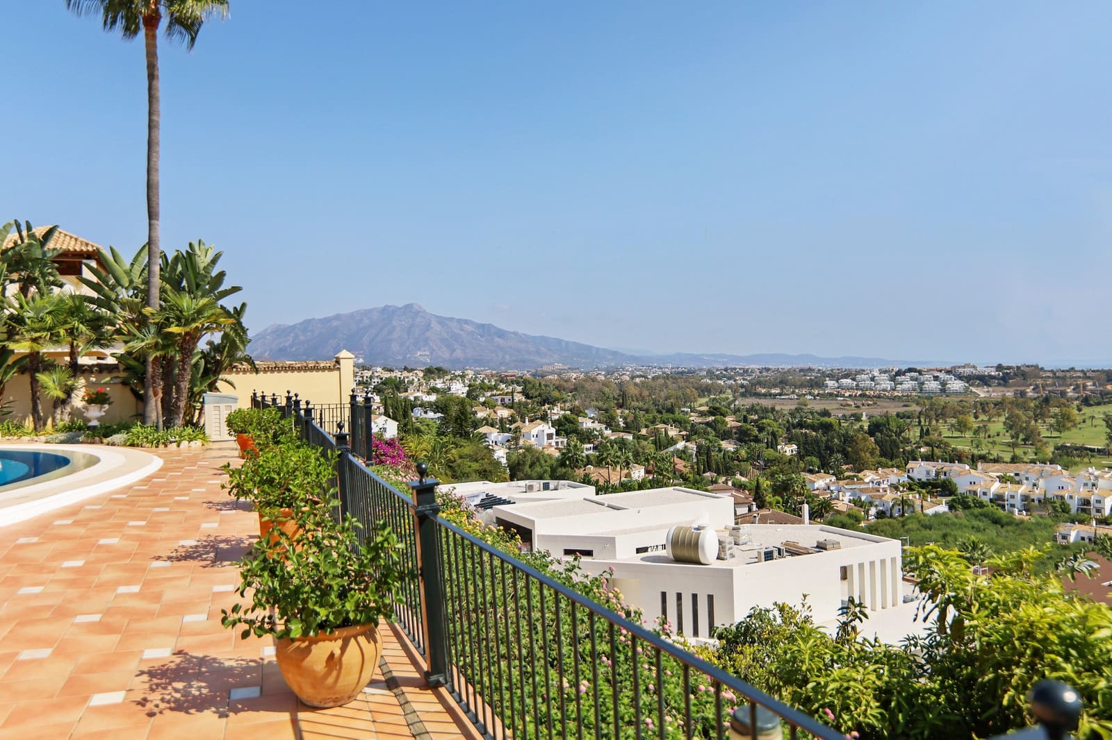5 sypialnia Willa na sprzedaż w Marbella z basenem garażem - 3 700 000 € (Ref: 10002235)