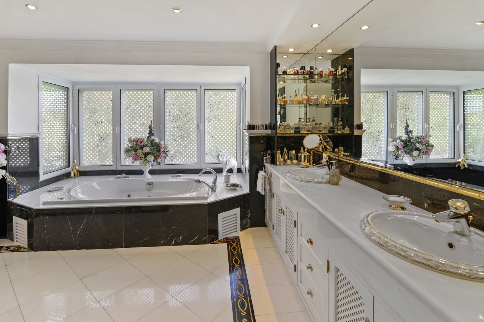 5 sypialnia Willa na sprzedaż w Marbella z basenem garażem - 3 700 000 € (Ref: 10002235)