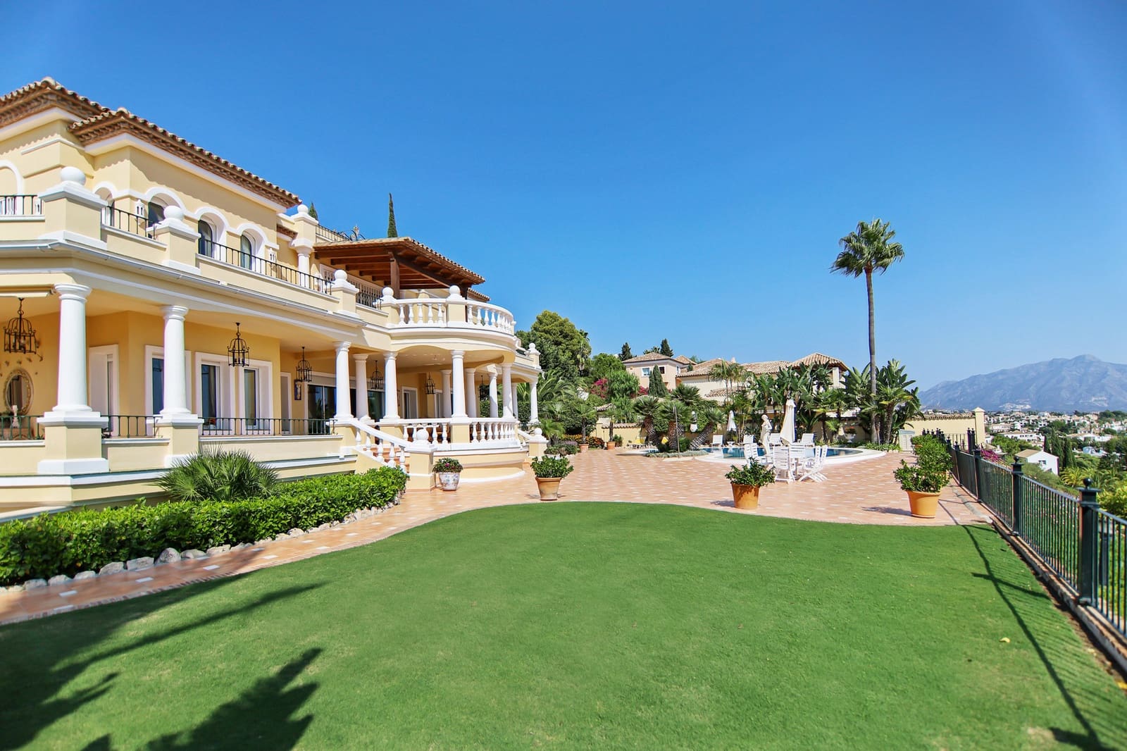 5 sypialnia Willa na sprzedaż w Marbella z basenem garażem - 3 700 000 € (Ref: 10002235)
