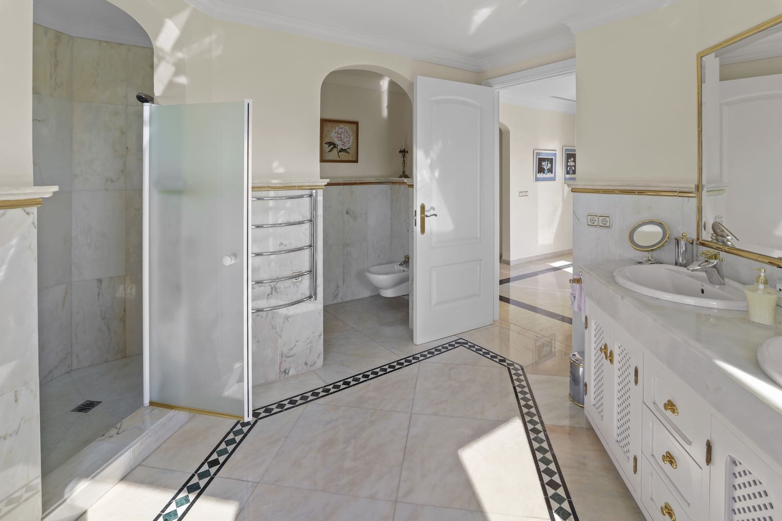 5 sypialnia Willa na sprzedaż w Marbella z basenem garażem - 3 700 000 € (Ref: 10002235)