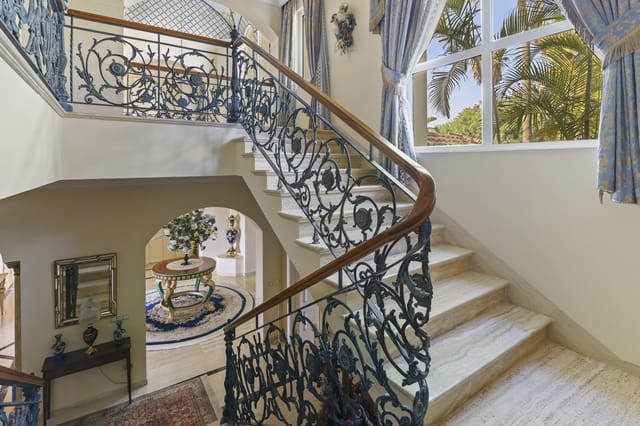 5 sypialnia Willa na sprzedaż w Marbella z basenem garażem - 3 700 000 € (Ref: 10002235)