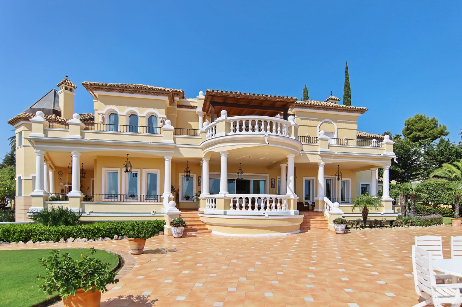 5 sypialnia Willa na sprzedaż w Marbella z basenem garażem - 3 700 000 € (Ref: 10002235)