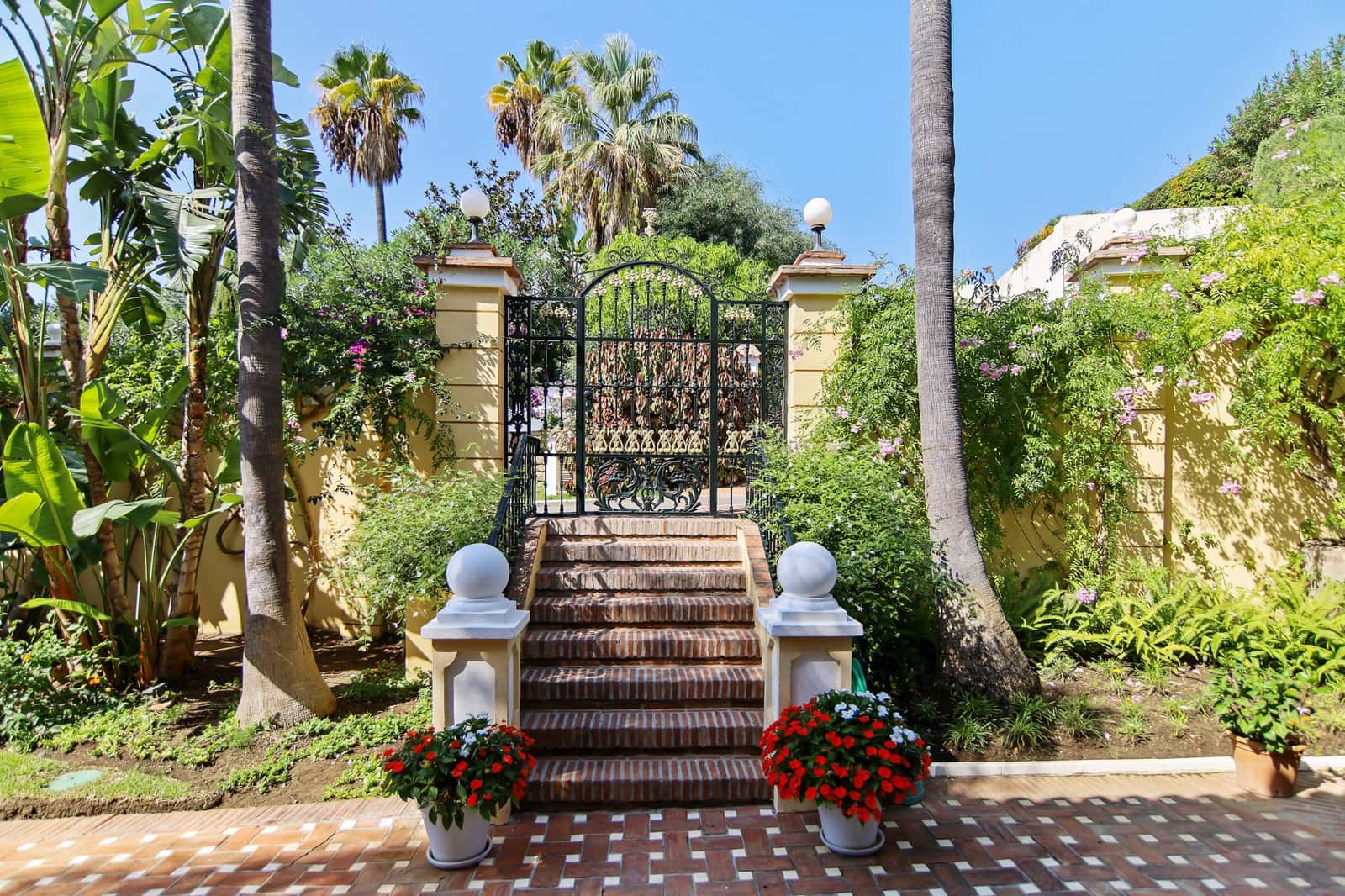 5 sypialnia Willa na sprzedaż w Marbella z basenem garażem - 3 700 000 € (Ref: 10002235)