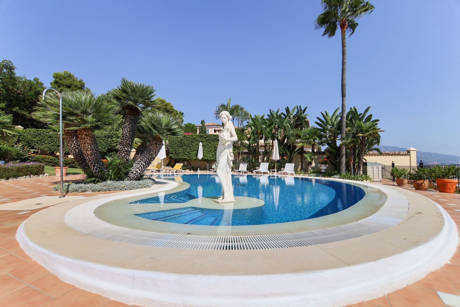 5 sypialnia Willa na sprzedaż w Marbella z basenem garażem - 3 700 000 € (Ref: 10002235)