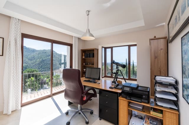 4 sovrum Villa till salu i Marbella med pool garage - 1 995 000 € (Ref: 10002246)