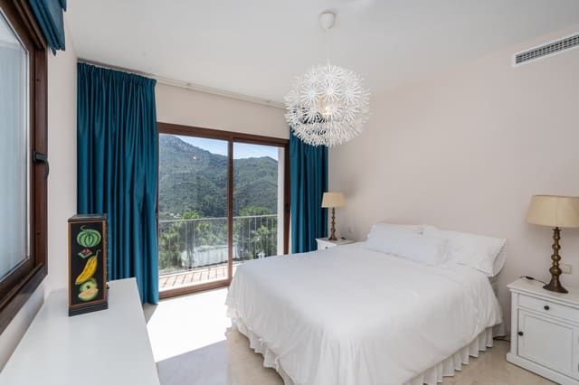 4 sovrum Villa till salu i Marbella med pool garage - 1 995 000 € (Ref: 10002246)