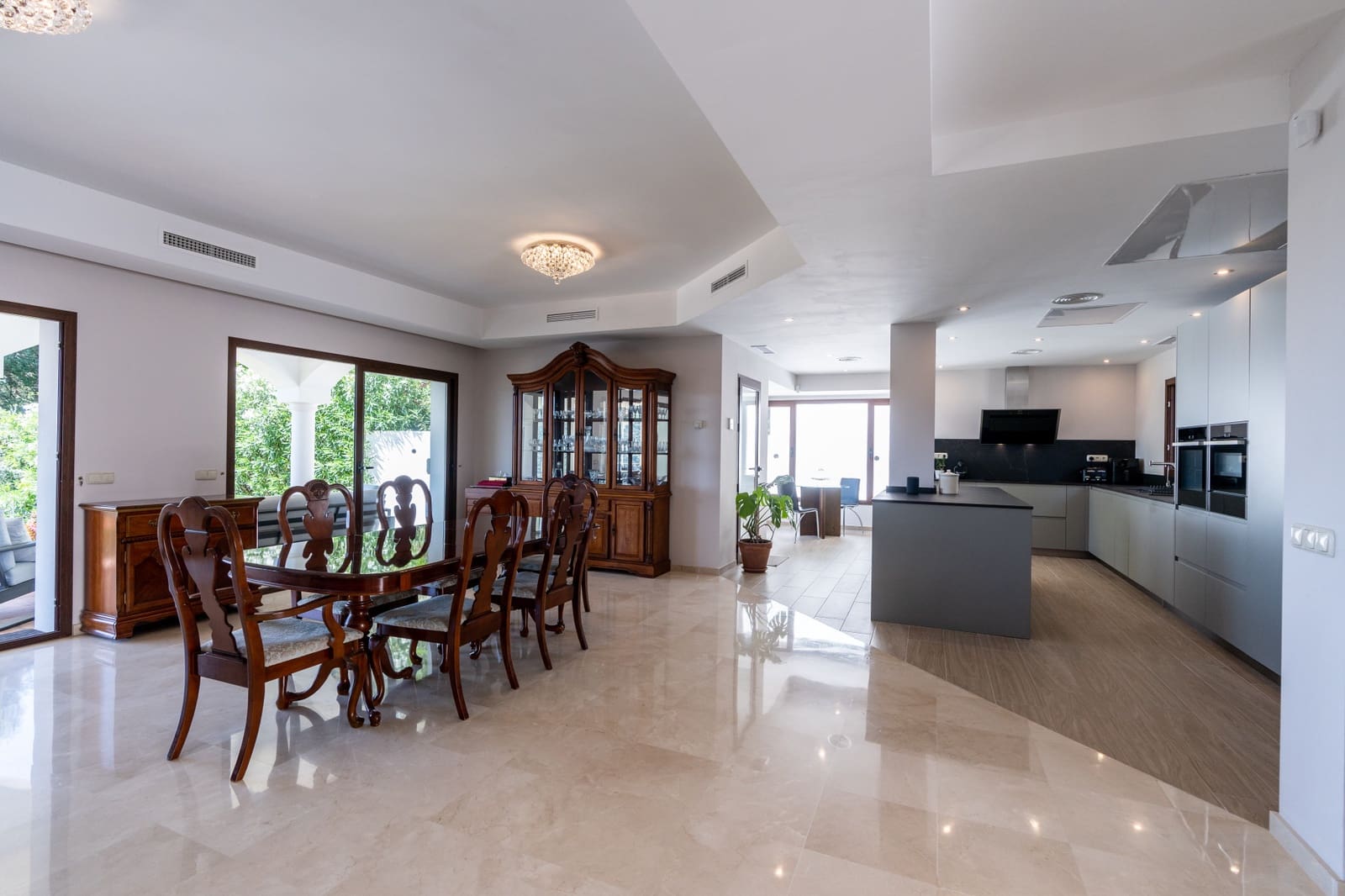 4 sovrum Villa till salu i Marbella med pool garage - 1 995 000 € (Ref: 10002246)