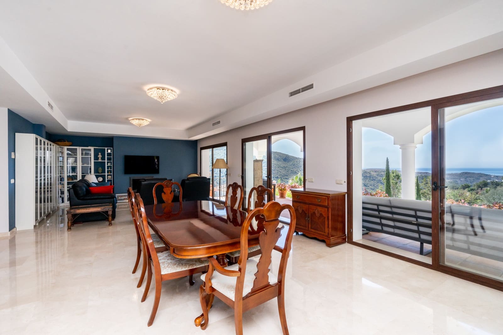 4 sovrum Villa till salu i Marbella med pool garage - 1 995 000 € (Ref: 10002246)