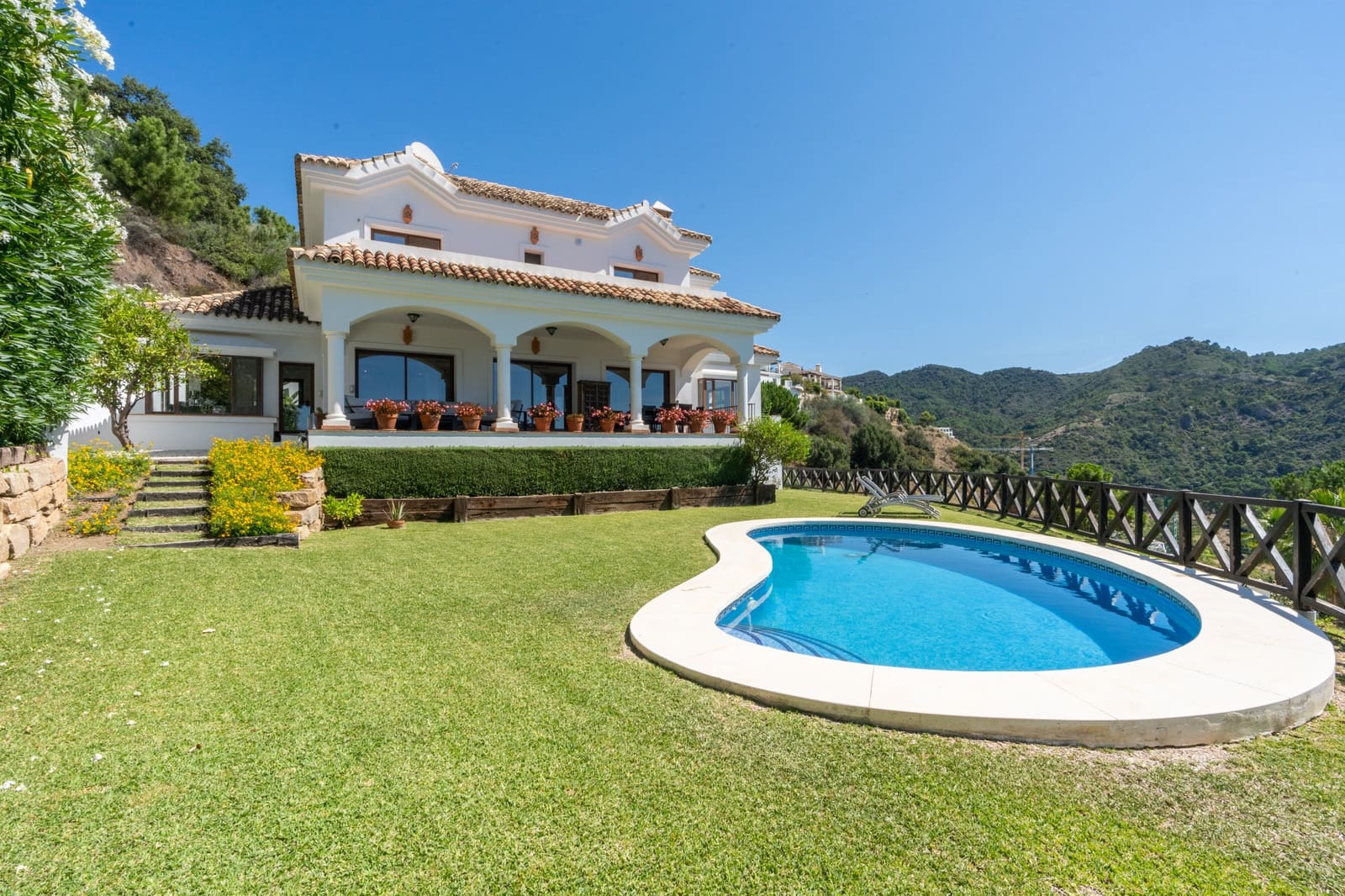 4 sovrum Villa till salu i Marbella med pool garage - 1 995 000 € (Ref: 10002246)