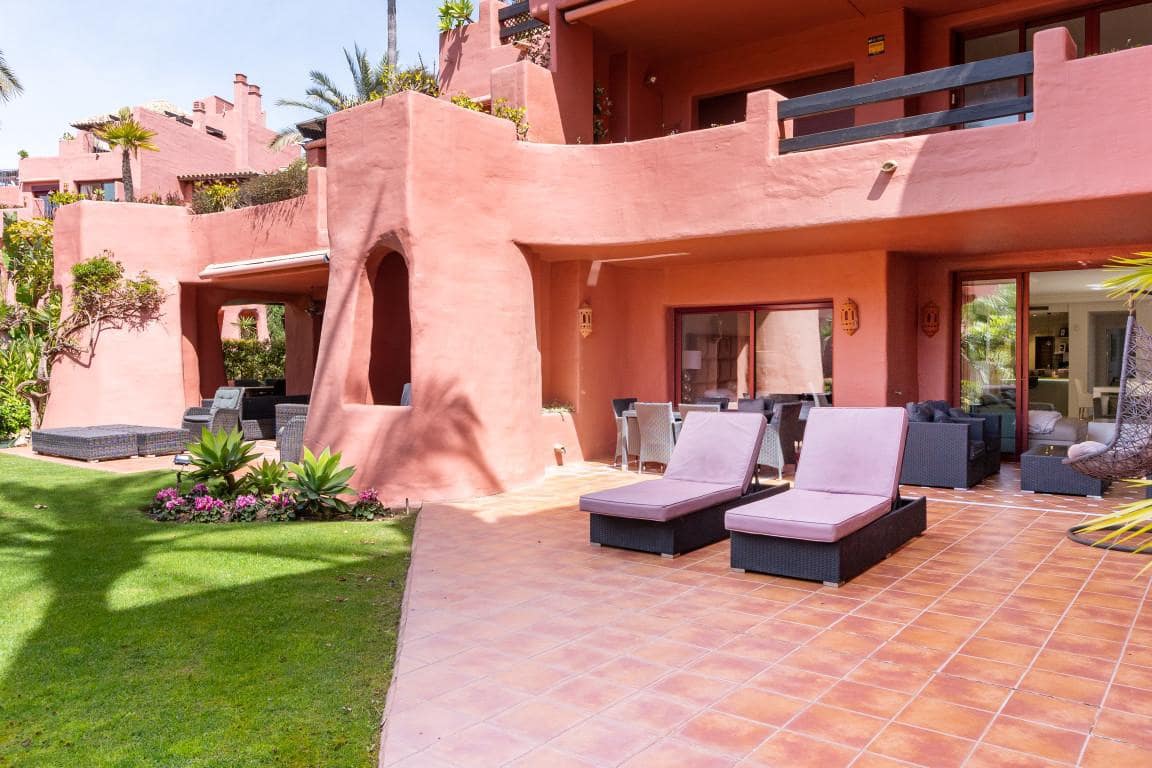 2 bedroom Apartment for sale in Estepona with pool garage - € 750,000 (Ref: 10002247)