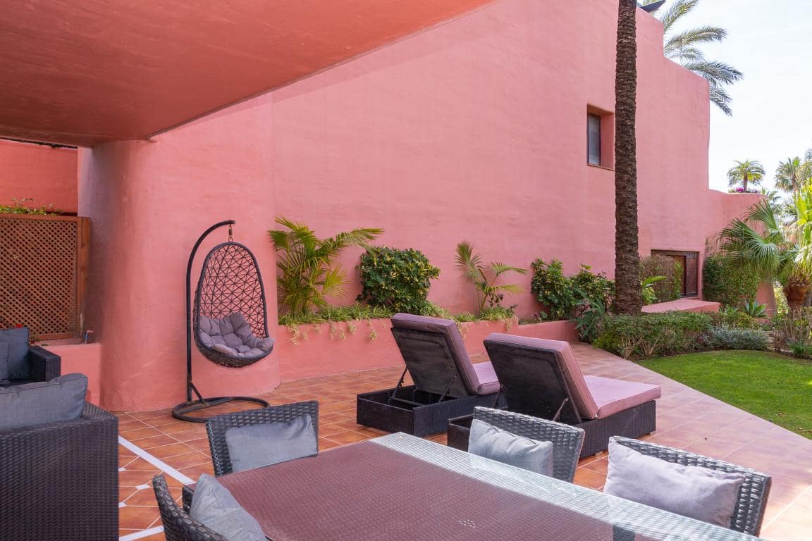 2 bedroom Apartment for sale in Estepona with pool garage - € 750,000 (Ref: 10002247)