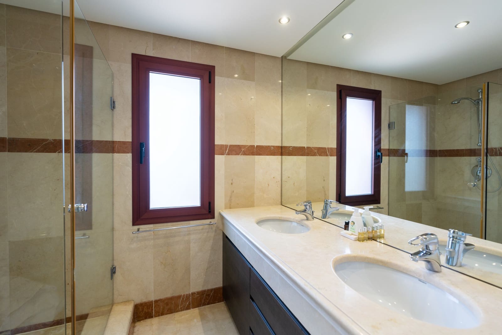 2 bedroom Apartment for sale in Estepona with pool garage - € 750,000 (Ref: 10002247)